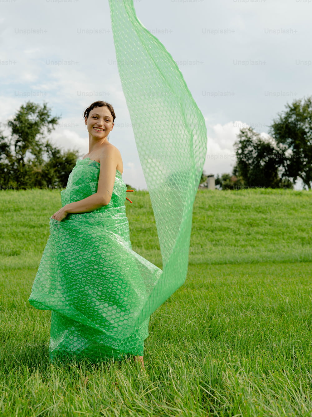Eine Frau in einem grünen Kleid, die einen Regenschirm hält