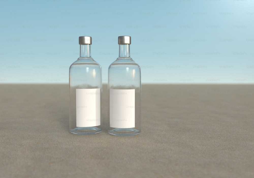 duas garrafas vazias sentadas uma ao lado da outra