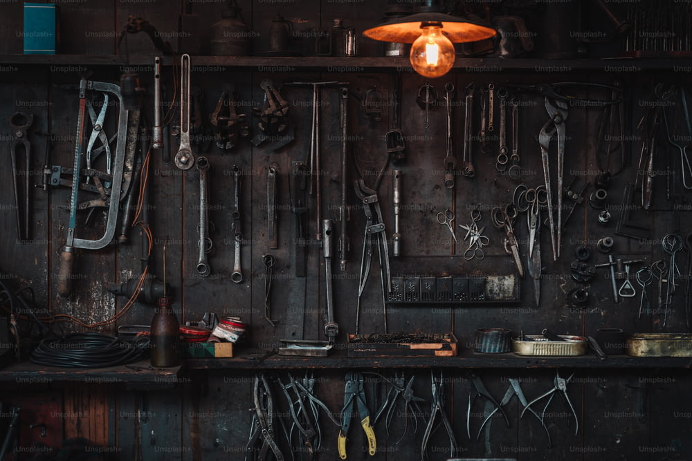 Ein Haufen Werkzeuge, die an einer Wand hängen
