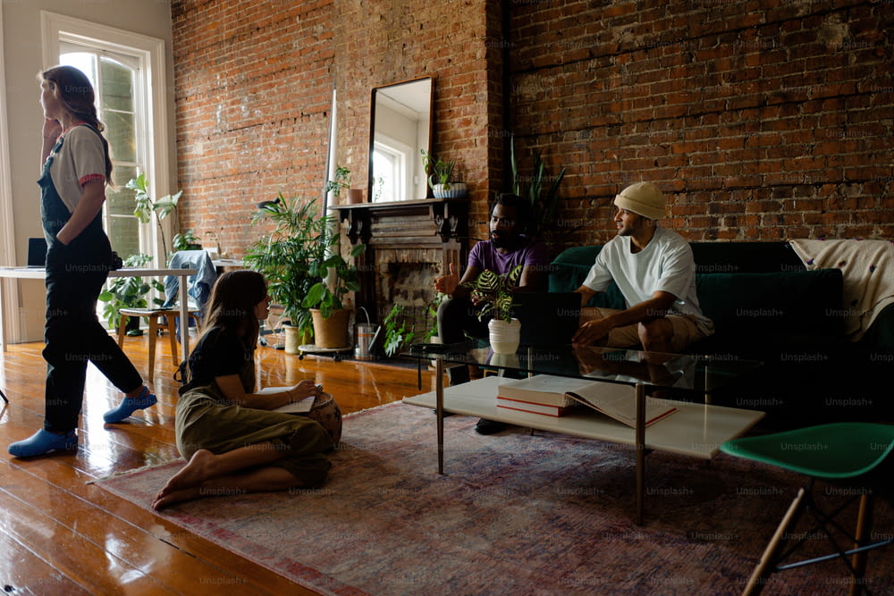Un grupo de personas sentadas alrededor de una sala de estar