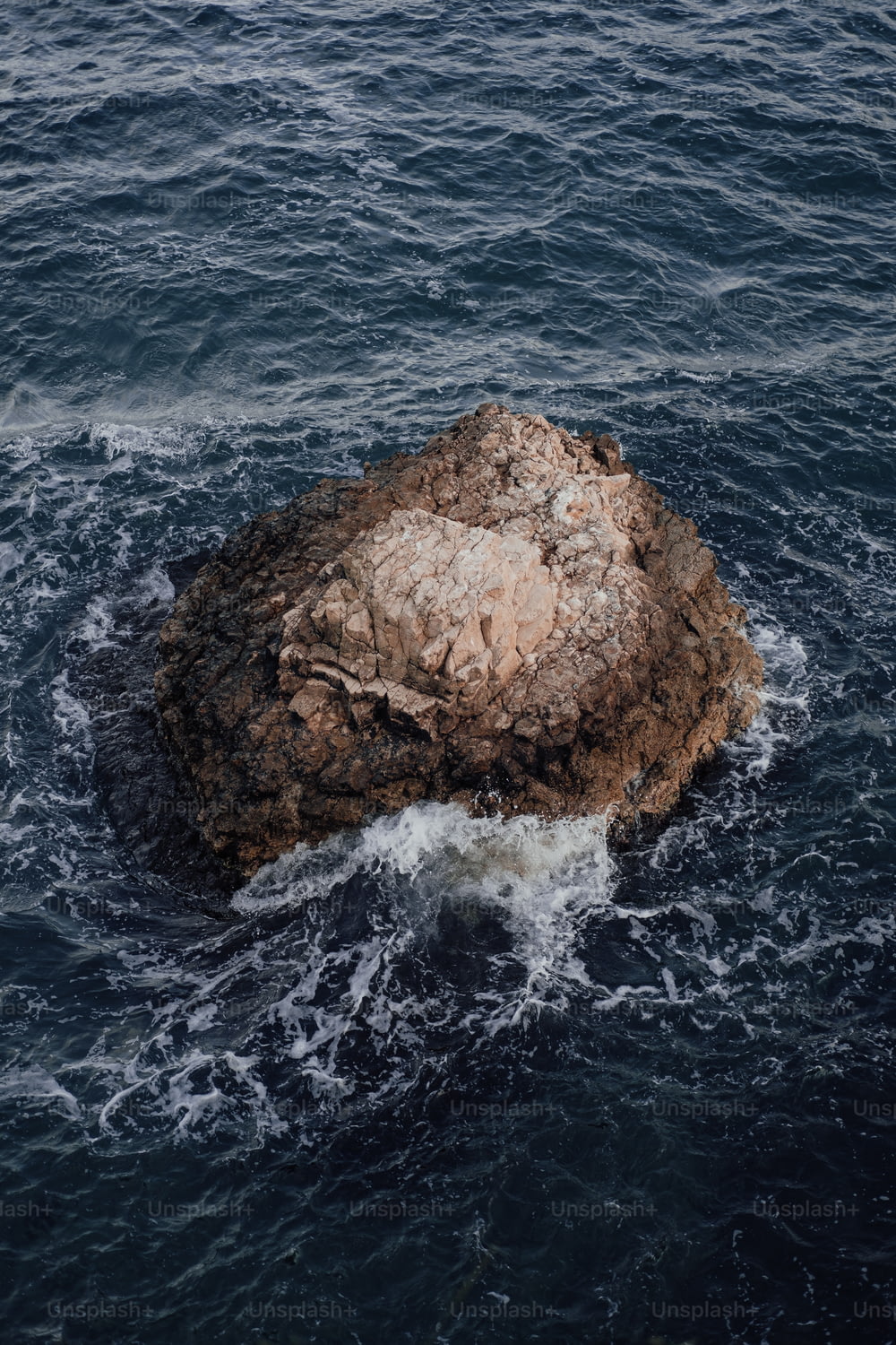 Ein großer Felsen in der Mitte des Ozeans