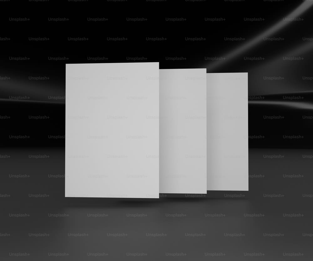 Drei leere weiße Karten auf schwarzem Hintergrund