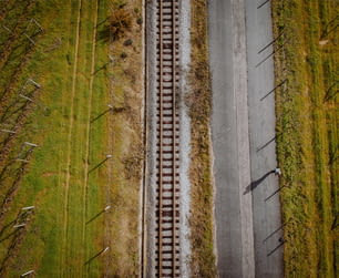 uma vista aérea de uma trilha de trem no meio de um campo