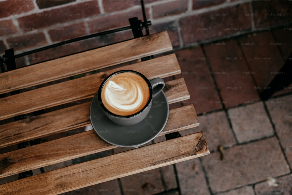 una taza de café encima de una mesa de madera