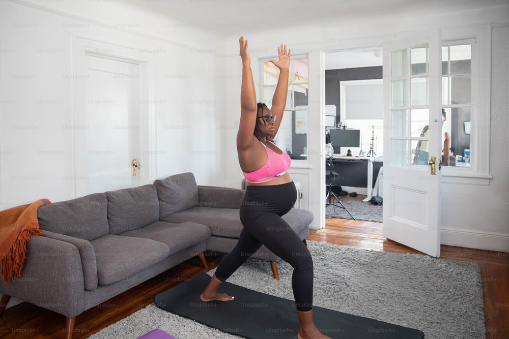 Una donna sta facendo yoga in un salotto