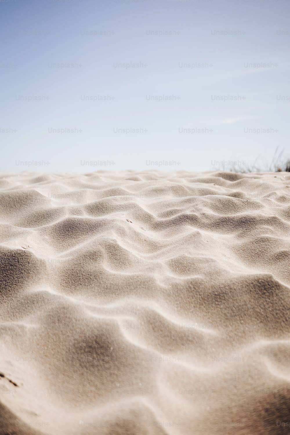 푸른 하늘을 배경으로 한 모래 해변
