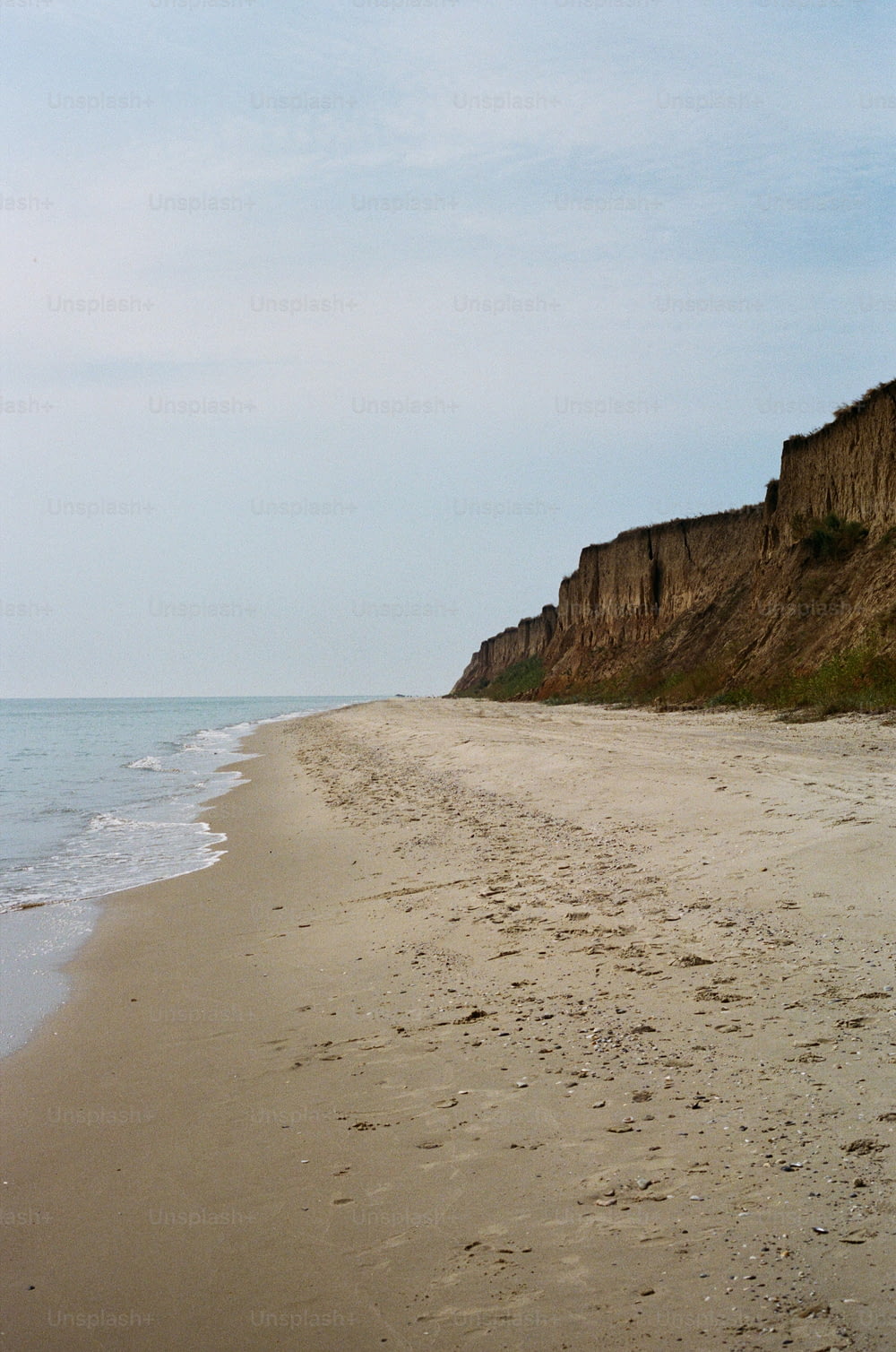 崖を背景にした砂浜