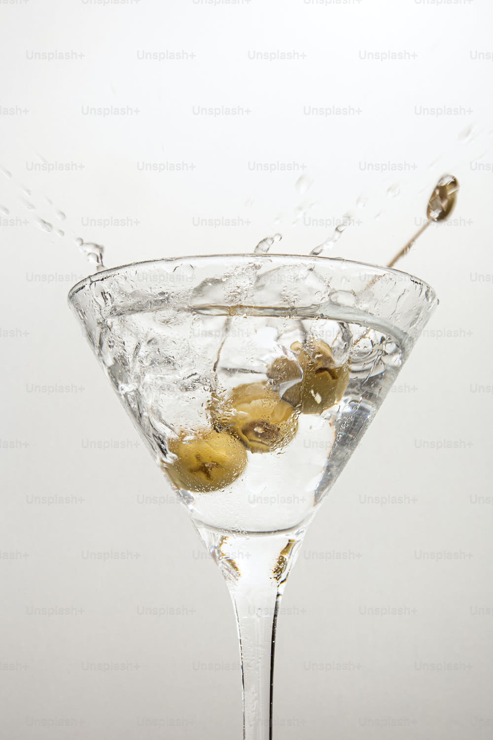 un bicchiere da martini riempito con acqua e olive