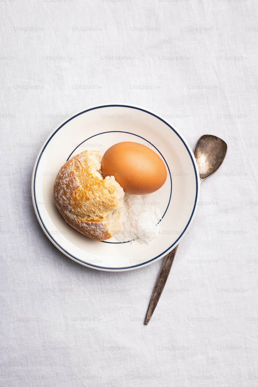 빵 한 조각과 달걀을 얹은 흰 접시