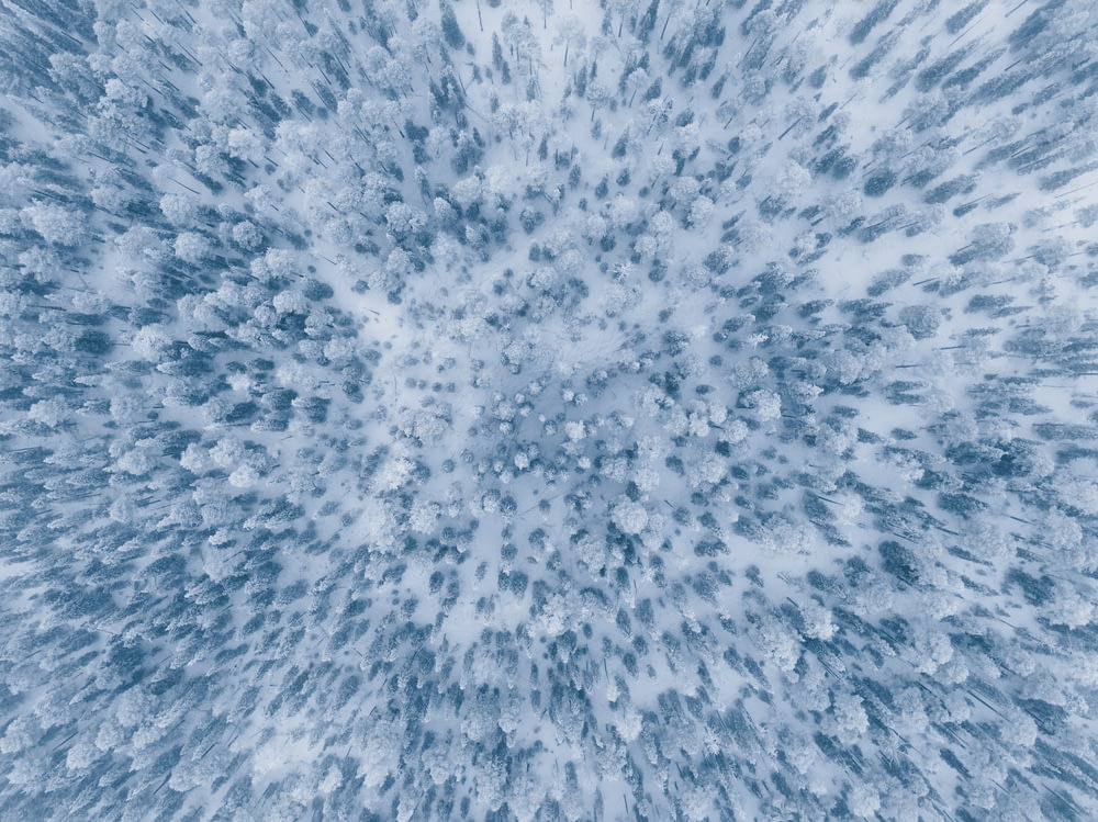 Ein blau-weißes Foto von Schnee und Wolken