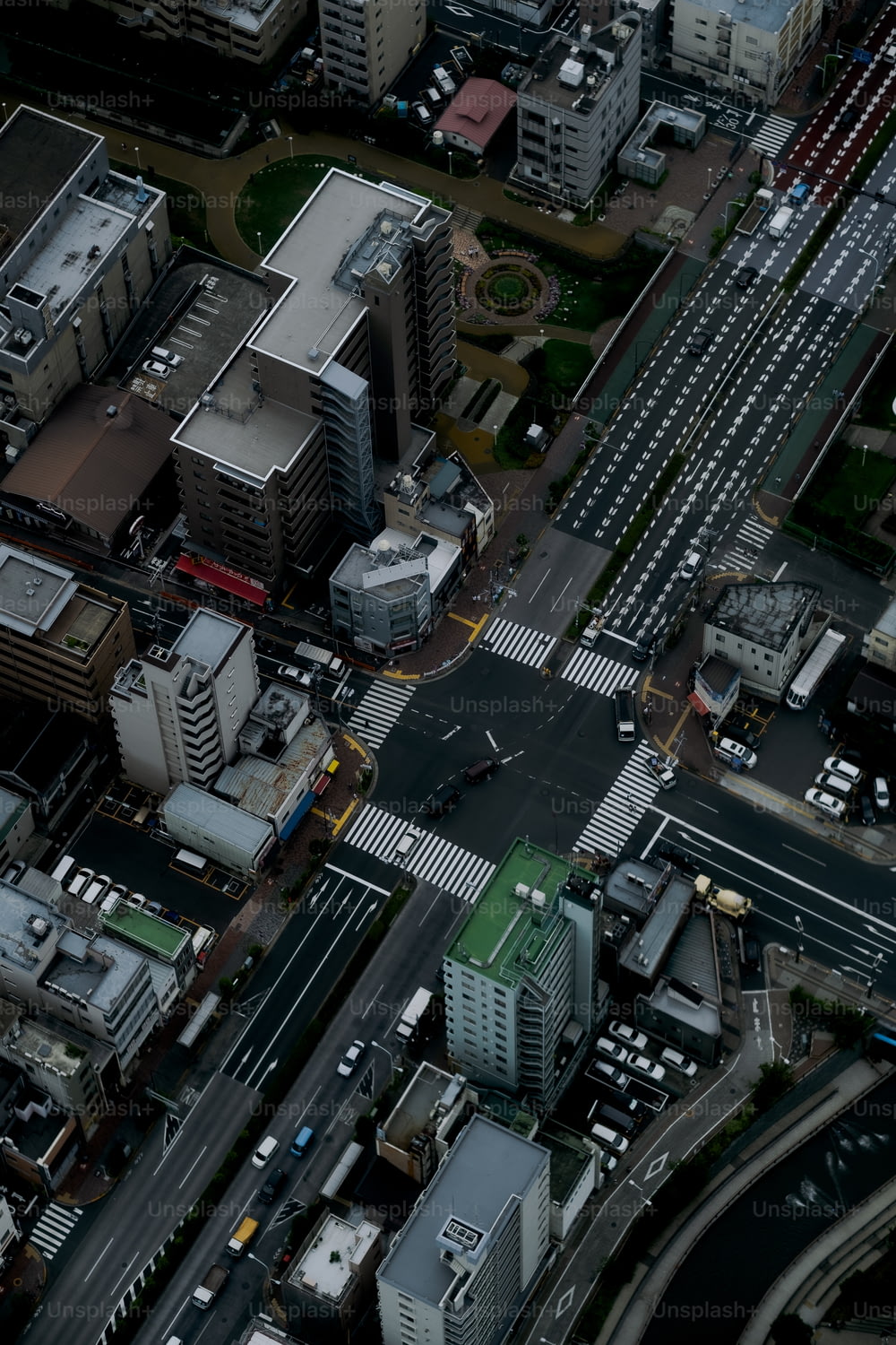 Una vista aérea de una ciudad con un techo verde