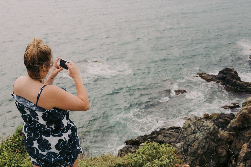 Una donna che scatta una foto dell'oceano