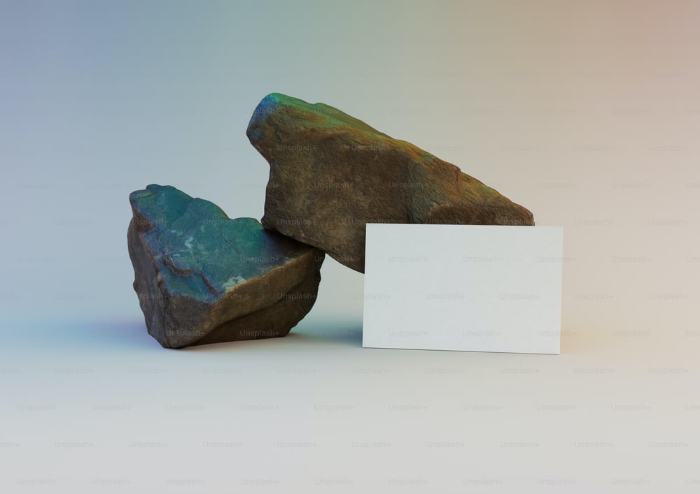una roccia con una carta bianca accanto