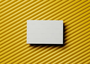 une feuille de papier blanche carrée sur fond jaune