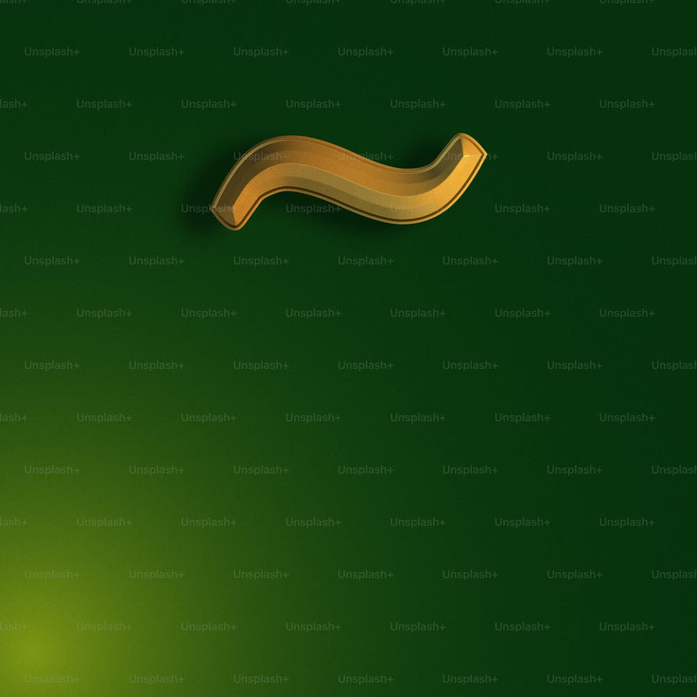 um fundo verde com um objeto curvo dourado