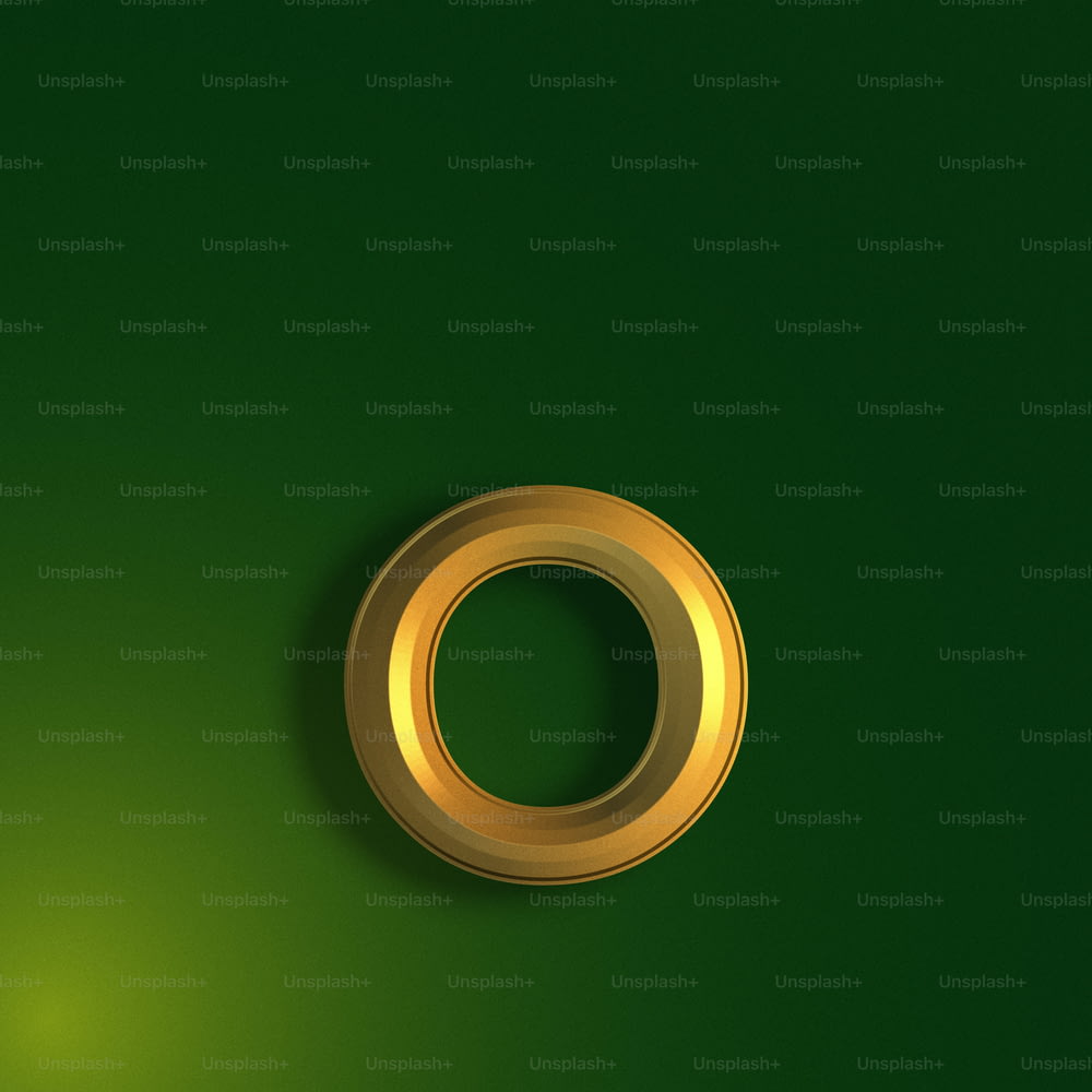un anello d'oro su uno sfondo verde