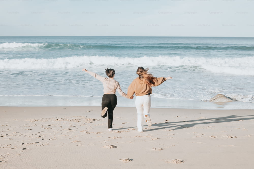 砂浜の上に立つ女性のカップル