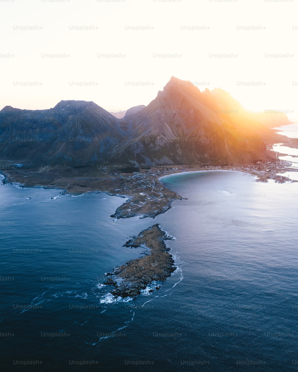 島と山を背景にした水域