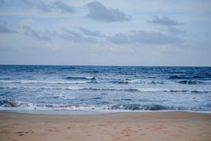 波と雲のあるビーチ