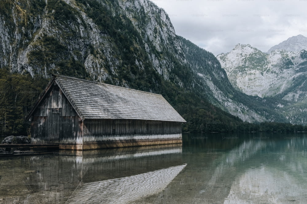 Un edificio in legno su un lago