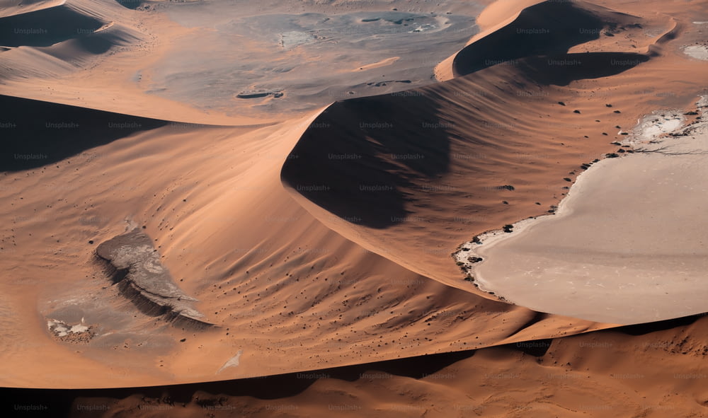 Un paysage désertique avec des dunes de sable