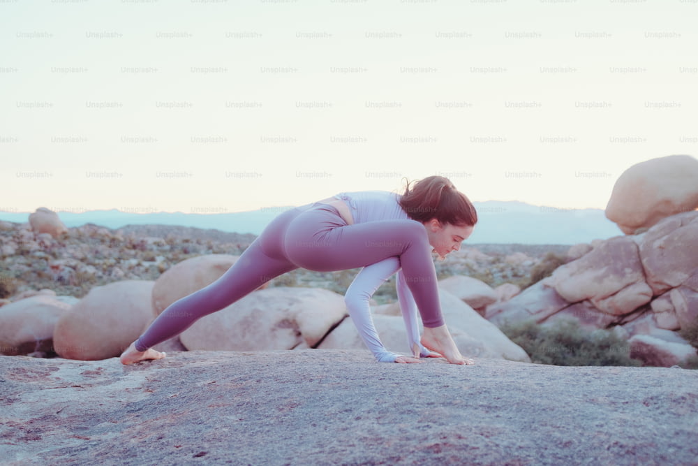 uma mulher em uma pose de yoga