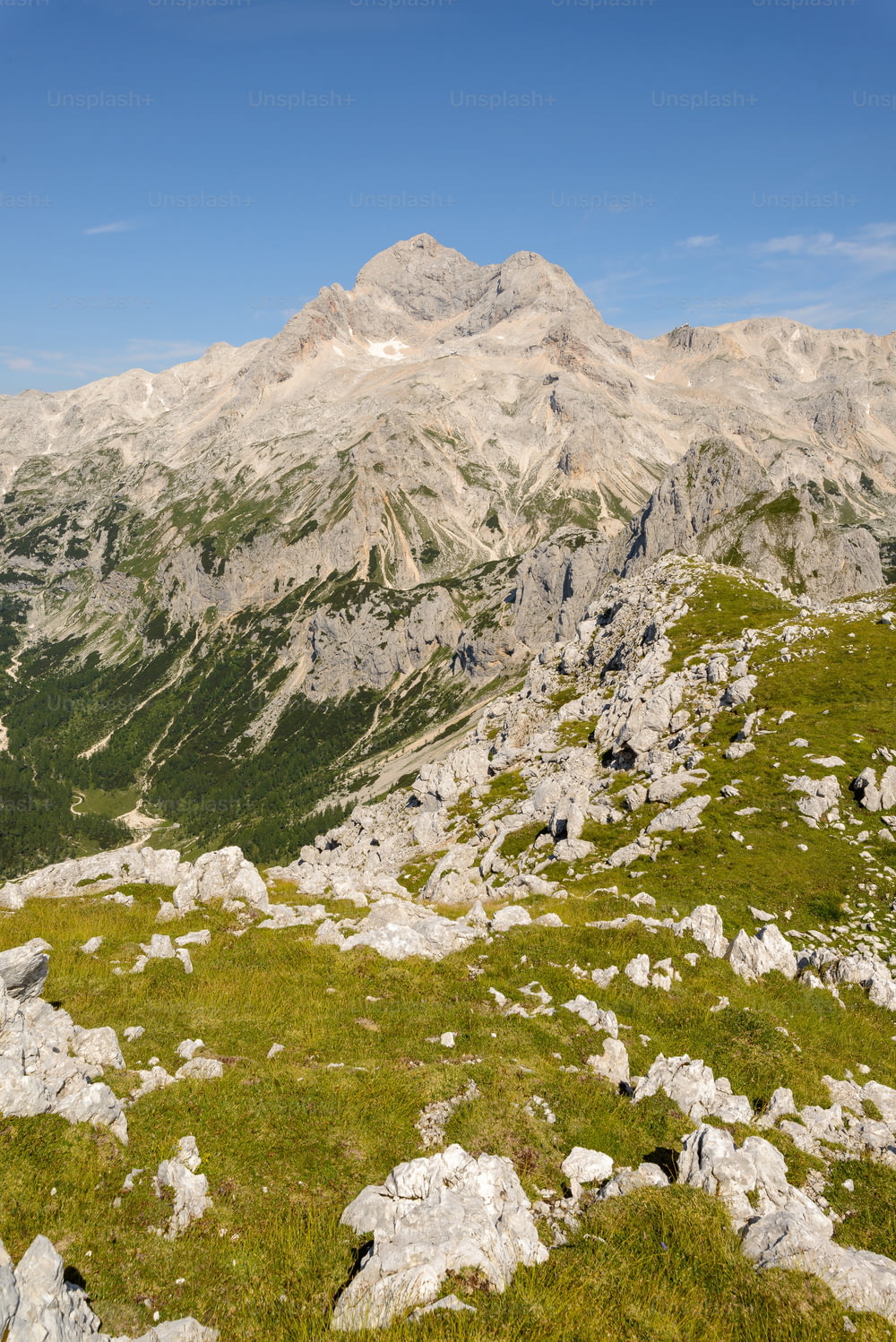 Una montaña rocosa con hierba y rocas