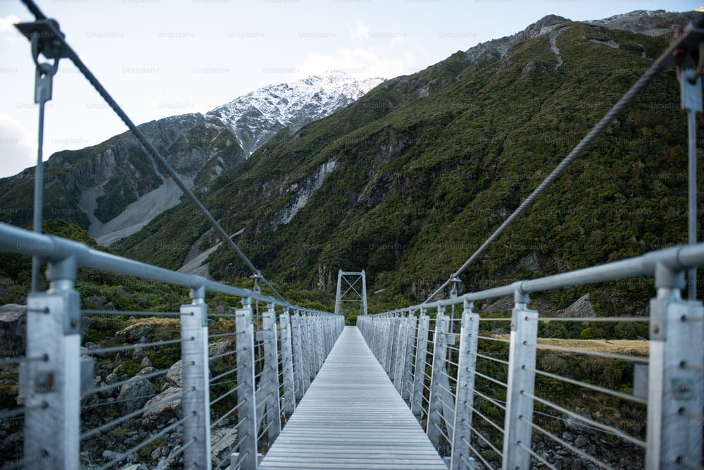 Un pont au-dessus d’une montagne