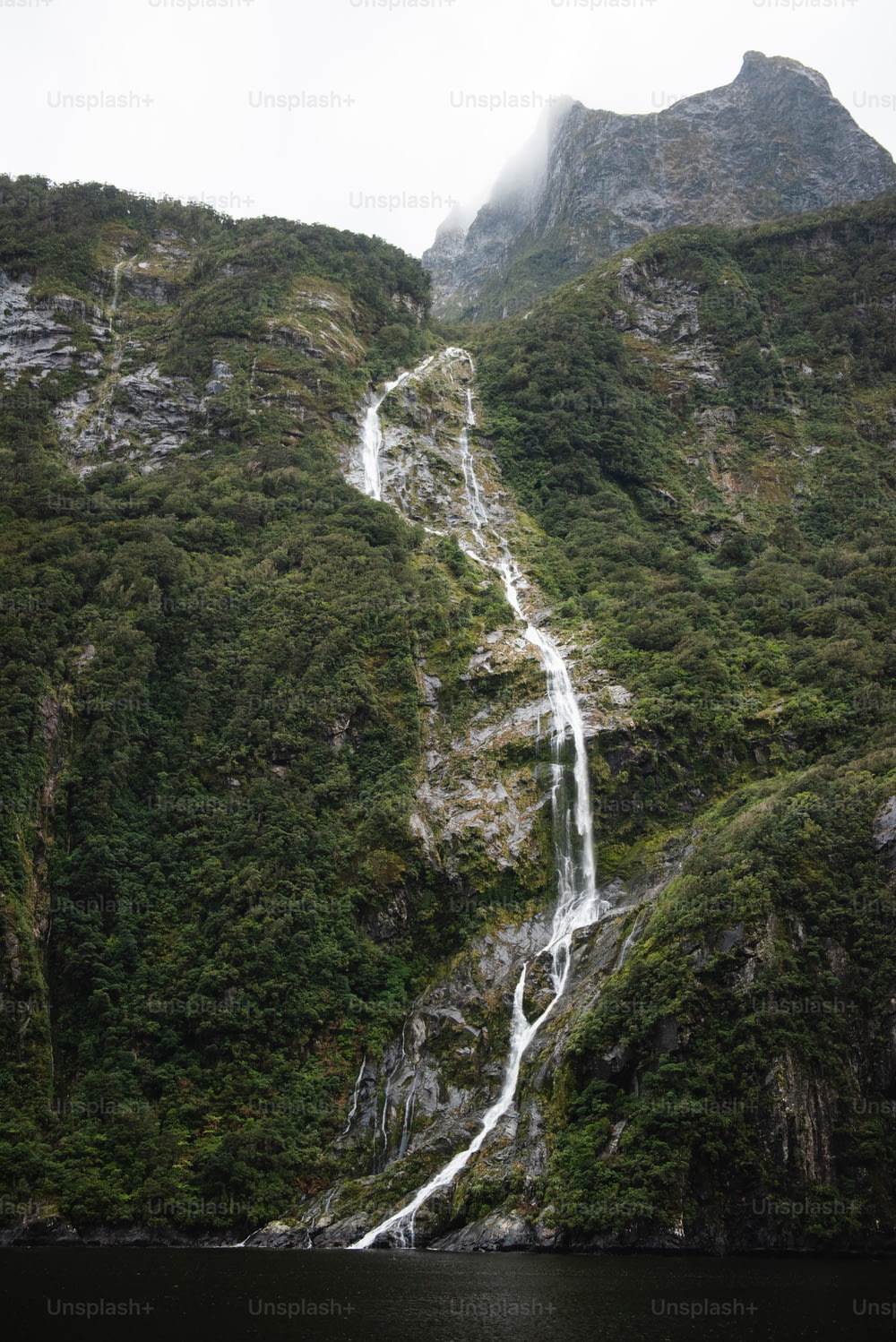 Une cascade dans une montagne