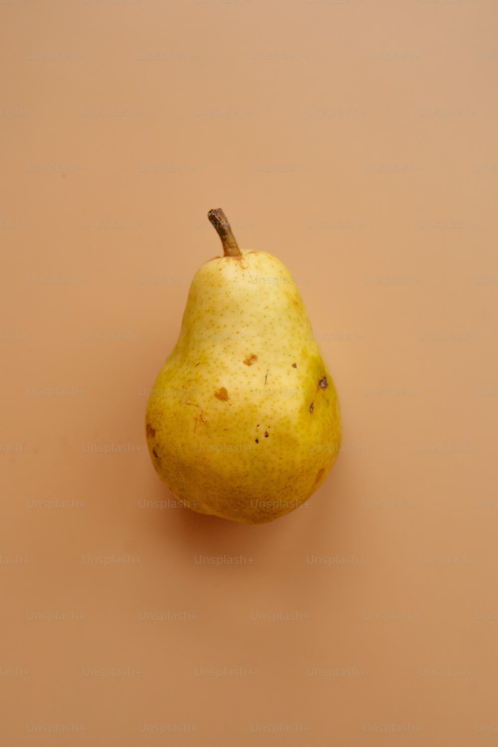 テーブルの上の梨