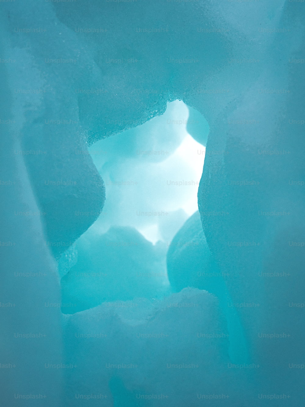 uma grande caverna de gelo