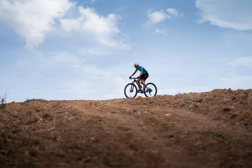 Mountainbiker Radfahren, Training und steiler Anstieg hinauf.