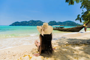 Asiatische Frauen sitzen am Strand von Koh Phi Phi. Krabi, Thailand