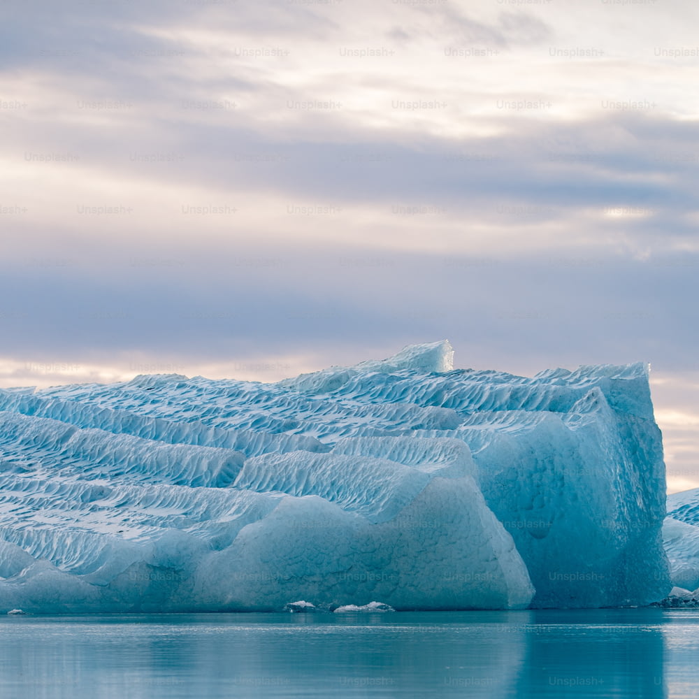 un grand glacier dans l’eau avec Austfonna en arrière-plan
