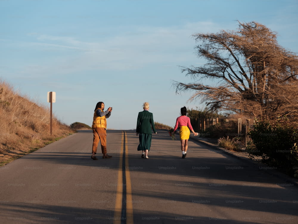 Un grupo de personas caminando por una carretera