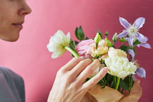 uma pessoa segurando flores
