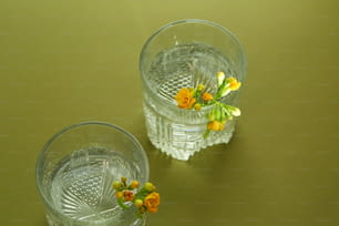 un vase en verre avec des fleurs