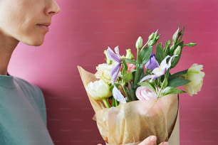 uma pessoa segurando um buquê de flores