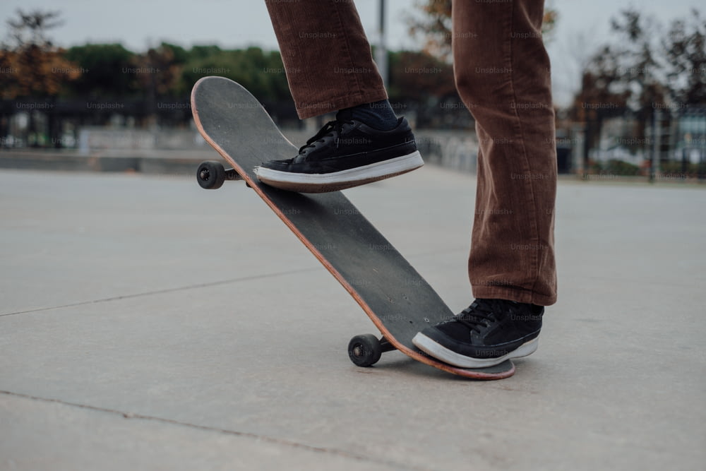 uma pessoa fazendo um truque em um skate