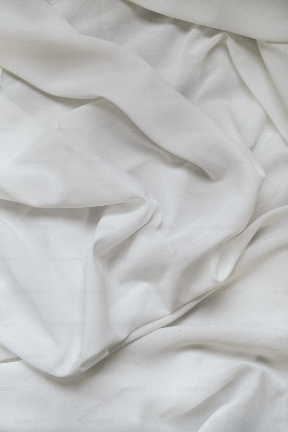 un drap blanc sur un lit