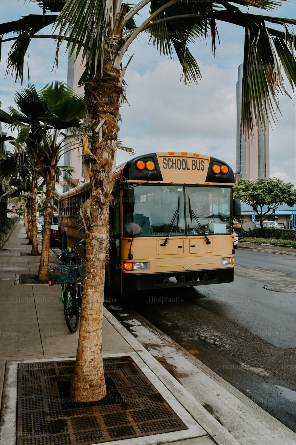 Un autobús amarillo en la calle
