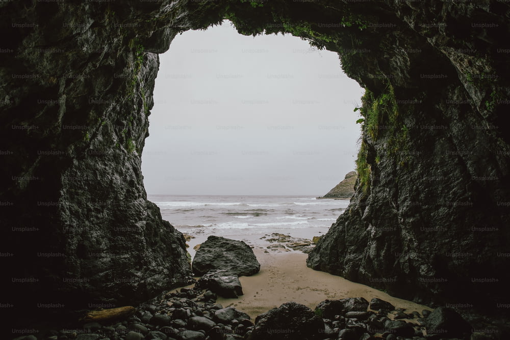 Una vista del océano desde el interior de una cueva