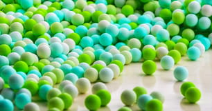 Un montón de bolas verdes y blancas sobre una mesa