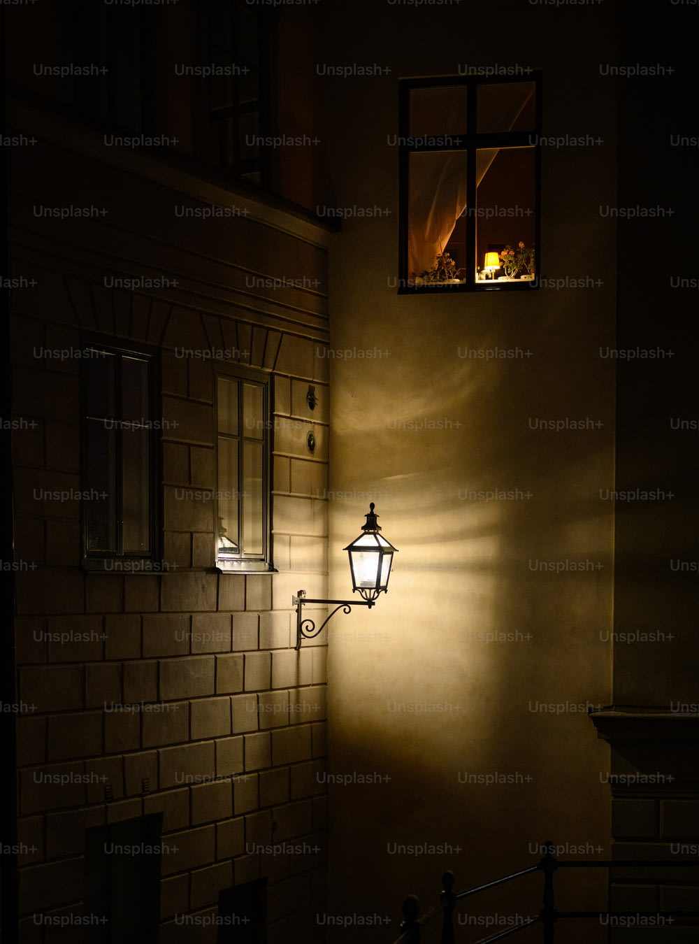 uma luz brilha em uma parede em um quarto escuro