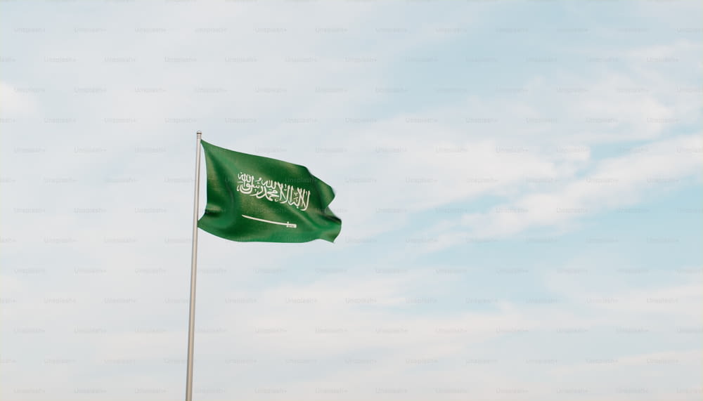 曇りの日に風になびく緑の旗
