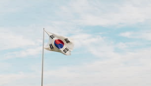 uma bandeira coreana voando ao vento em um dia nublado