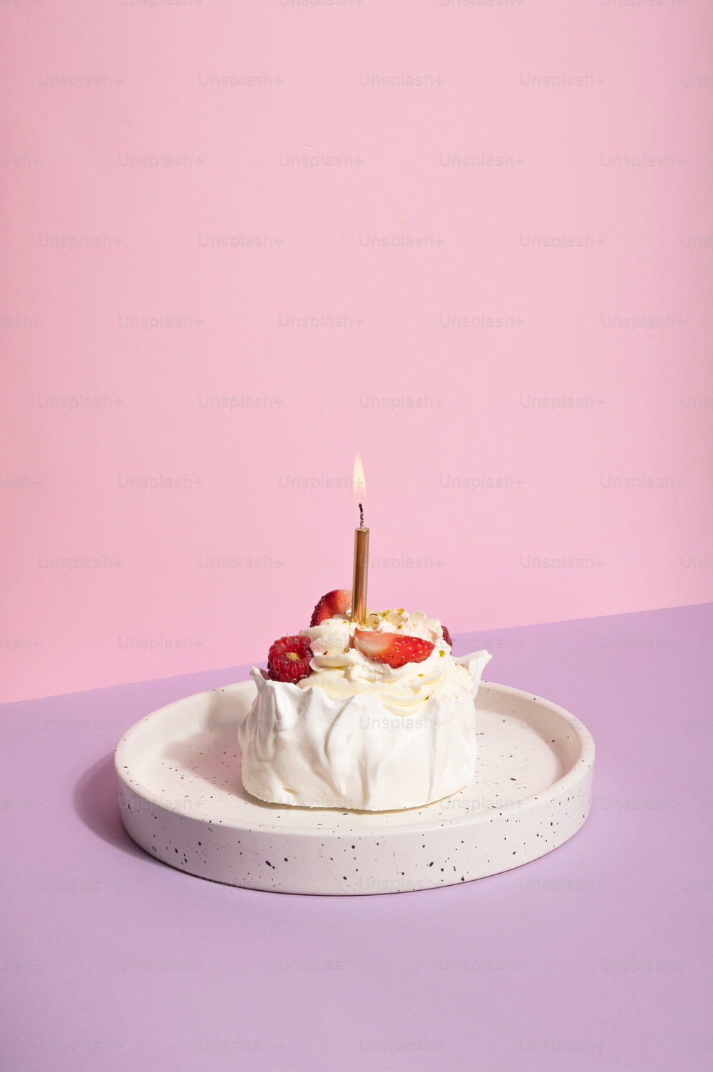 una piccola torta con una candela sopra di essa