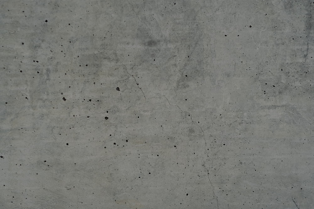 un muro di cemento con piccoli punti neri su di esso