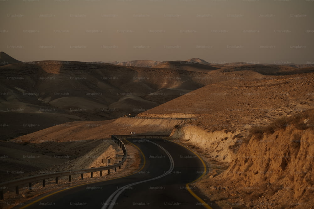 사막 한가운데의 구불구불한 길