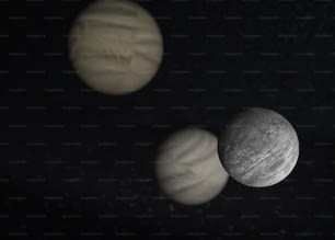 Tre pianeti sono mostrati nel cielo scuro